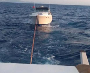 Kayalıklara çarparak su alan 'Alina’ isimli tekne karaya oturdu