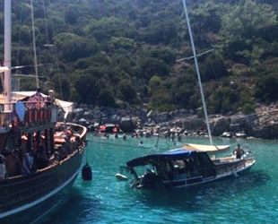 Bodrum'da kayalıklara çarpan Alina isimli tekne karaya oturdu