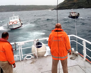 Riva açıklarında sürüklenen 2 tekne Poyrazköy Balıkçı Barınağı'na çekildi