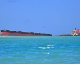 Wakashio’nun pruva kısmı, Mauritius'tan uzaklaştırılıyor