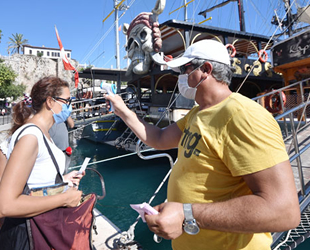 Antalya'da günübirlik tur teknelerinde 'korona' denetimi yapıldı