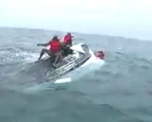 Meksika Körfezi'nde tekne alabora oldu: 5 kişi kurtarıldı
