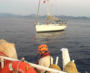 Fethiye’de makine arızası yapan tekne kurtarıldı