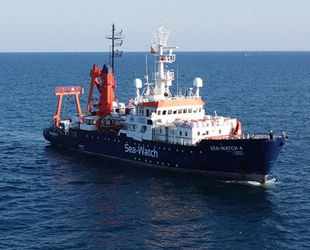 Akdeniz'de göçmenleri taşıyan Sea Watch 4 isimli gemi yanaşacak liman arıyor