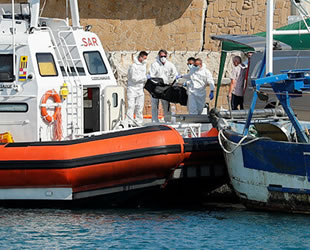 İtalya açıklarında göçmenleri taşıyan botta yangın çıktı: 3 ölü