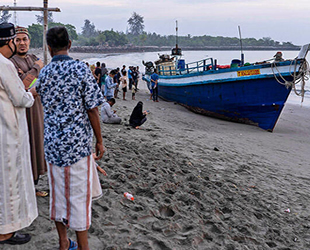 Endonezya’da denizde mahsur kalan 297 Arakanlı Müslüman kurtarıldı