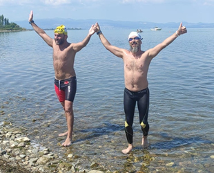 İznik Gölü'nü karşıdan karşıya yüzerek geçtiler