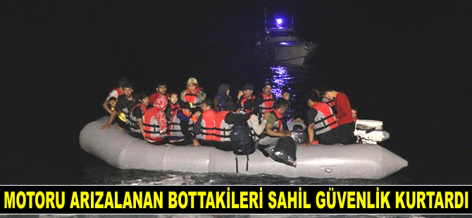 Motoru arızalanan lastik bottaki kaçak göçmenleri Sahil Güvenlik kurtardı