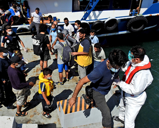 Ölümden kurtarılan 157 göçmen Çeşme’ye getirildi