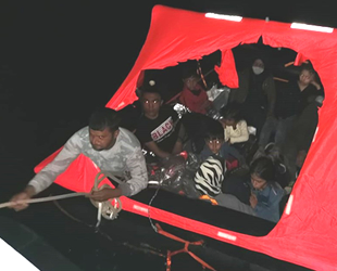 Kuşadası Körfezi'nde 16 düzensiz göçmen kurtarıldı