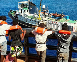 'Maersk Etienne' isimli kargo gemisinin kurtardığı göçmenlerin bekleyişi sürüyor