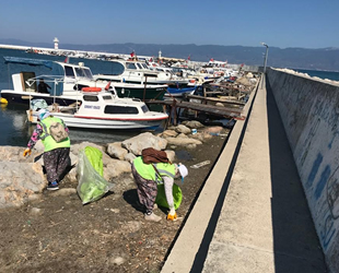 Burhaniye balıkçı barınağı ve fenerden onlarca torba çöp çıktı