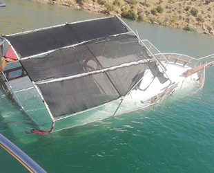 Halfeti’de tur teknesi battı: 26 kişi kurtarıldı