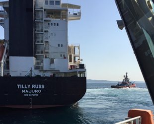 TILLY RUSS isimli kargo gemisi, Çanakkale Boğazı'nda makine arızası nedeniyle sürüklendi