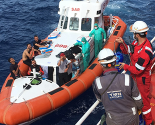YMN Tanker Denizcilik’e ait Med Baltic isimli gemi, Sardinya Adası açıklarında batan bottaki 13 kişiyi kurtardı