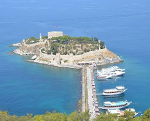 Kuşadası’nın simgesi Güvercinada’yı 60 bin kişi ziyaret etti