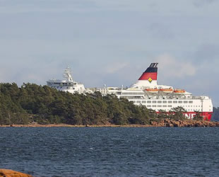 ‘Amorella’ isimli yolcu gemisi, Baltık Denizi’nde karaya oturdu