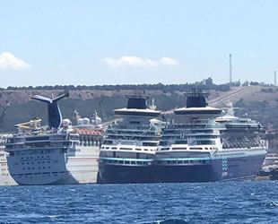 Carnaval gemileri Aliağa’da sökülmeyi bekliyor