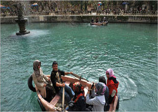 Bir başkadır Balıklıgöl'de sandal sefası