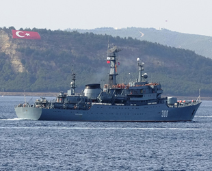 ‘Smolny’ isimli Rus askerî eğitim gemisi, Çanakkale Boğazı’ndan geçti