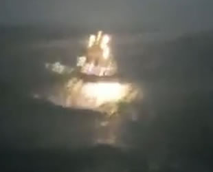 Balıkçı tekneleri, fırtınada dev dalgaların arasında kaldı