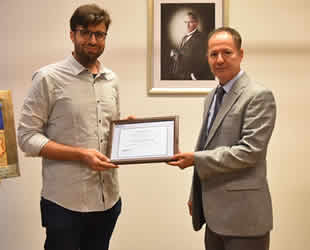 PRÜ Öğretim Görevlisi Ahmet Sefer, Leopold B. Felsen Elektromanyetikte Üstün Başarı Ödülü’ne layık görüldü