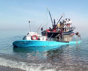Karasu’da balıkçı teknesi alabora oldu