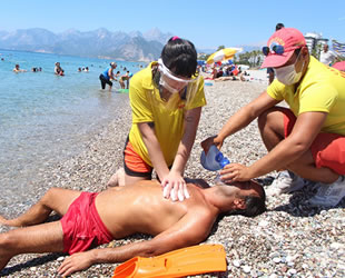 Konyaaltı Sahili'nin cankurtaranları 250 vakaya müdahale etti