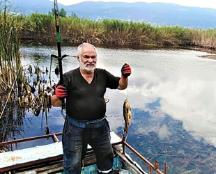 Yapay gölette tekneyle balık avlıyorlar