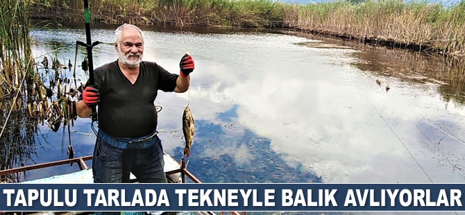 Yapay gölette tekneyle balık avlıyorlar