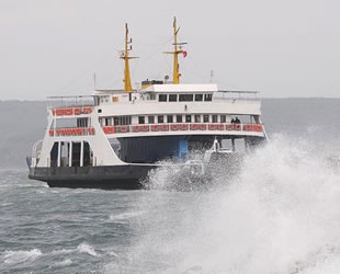Gökçeada ve Bozcaada'ya bazı feribot seferleri fırtına nedeniyle iptal edildi