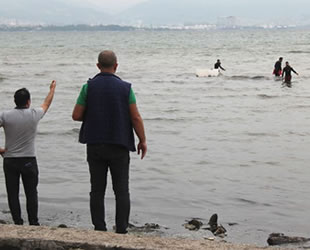 Kaçak midye avcıları, polisi görünce denize kaçtı