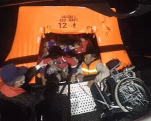 Çeşme açıklarında 25 düzensiz göçmen kurtarıldı