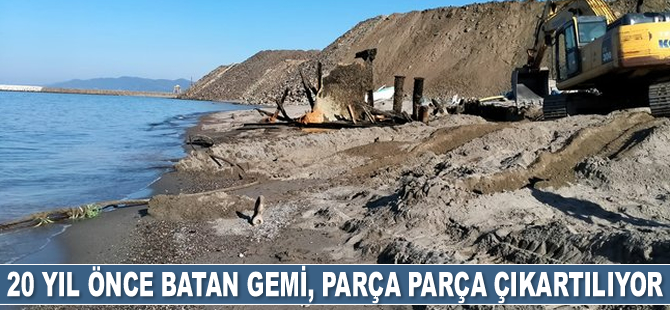 20 yıl önce batan gemi, parça parça çıkartılıyor