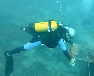 Mehmet Baş, balıkçıların bıraktığı ağları kendi imkanlarıyla temizliyor