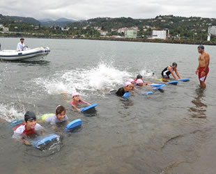 ‘Yüzme Bilmeyen Kalmasın Projesi’ ile yüz binlerce kişi yüzme öğrendi