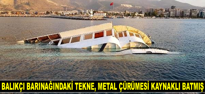 İskenderun Balıkçı Barınağı'nda tekne, metal çürümesi kaynaklı batmış