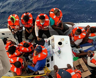 Carnival Sensation isimli yolcu gemisi, batan tekneden 24 kişiyi kurtardı