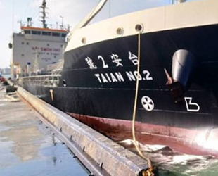 Tayvan'da iskeleye çarpan ‘TAIAN NO.2’ isimli gemiden denize yakıt sızdı