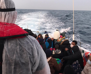Ölüme terk edilen göçmenleri Sahil Güvenlik ekipleri kurtardı