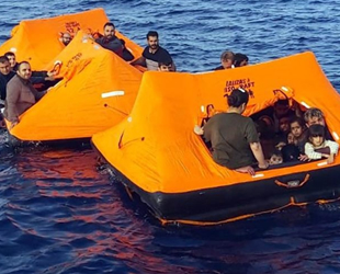 Birbirine bağlanmış üç can salı içinde 83 göçmen kurtarıldı