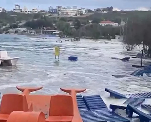 İzmir'de 6.6 büyüklüğündeki deprem sonrası tsunami paniği yaşanıyor