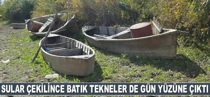 Eber Gölü'nde sular çekilince batık tekneler de gün yüzüne çıktı