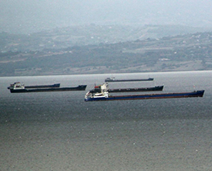 Yük gemileri rüzgar nedeniyle Sinop Doğal Limanı’na demirledi