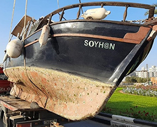 Gazimağusa’da taşınan tekne yola devrildi