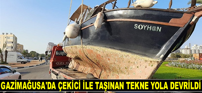 Gazimağusa’da taşınan tekne yola devrildi
