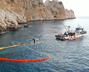 Alanya’da alabora olan tekne karaya çıkarıldı