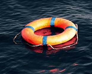 Ege'de göçmenleri taşıyan tekne battı: 1 ölü, 17 kişi kurtarıldı