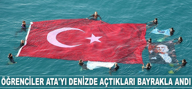Antalya'da öğrenciler Ata'yı denizde açtıkları 54 metrekarelik bayrakla andı