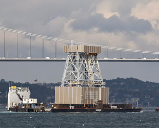 Kanuni’nin kulelerini taşıyan Transservice dubası, İstanbul Boğazı geçişini tamamladı